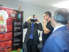 El embajador de Bélgica, país invitado a la Feria, probando las gafas LAKENTO MVR.